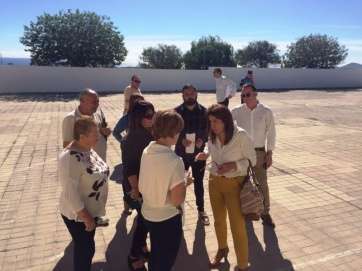 La alcaldesa y ediles con vecinos de El Goro (Foto TA)