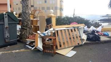 Enseres acumulados cerca de los contenedores en la calle de Papa Clemente