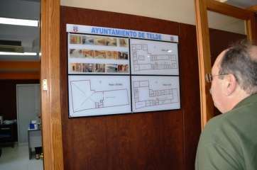 Un ciudadano consulta el directorio de las oficinas municipales de San Juan, en una imagen de archivo (Foto TA)