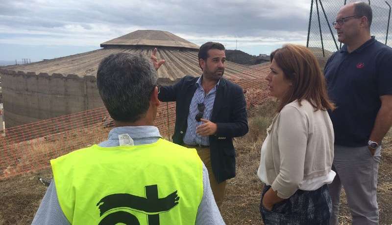 El gerente de Aguas de Telde, Gustavo Gómez, junto a la alcaldesa Carmen Hernández y al concejal Agustín Arencibia (Foto TA)
