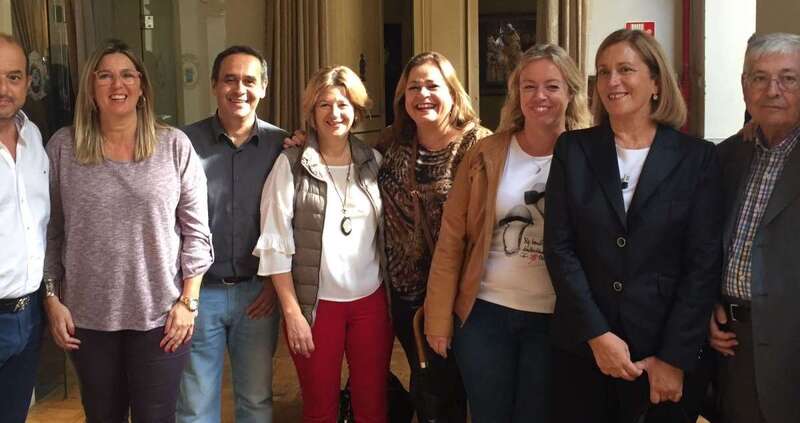 Miembros del PP de Telde con compañeros de su partido en descanso de la convención (Foto TA)