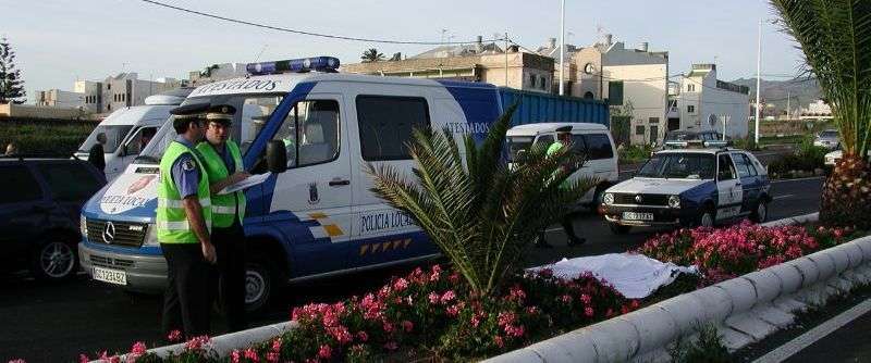 Efectivos de la Policía Local de Telde en un atestado (Foto TA)