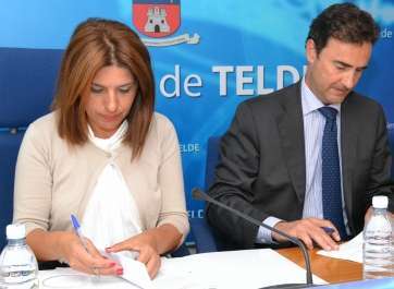 La alcaldesa Carmen Hernández y el director de Endesa en Canarias, Pablo Casado, en una imagen de archivo (Foto TA)