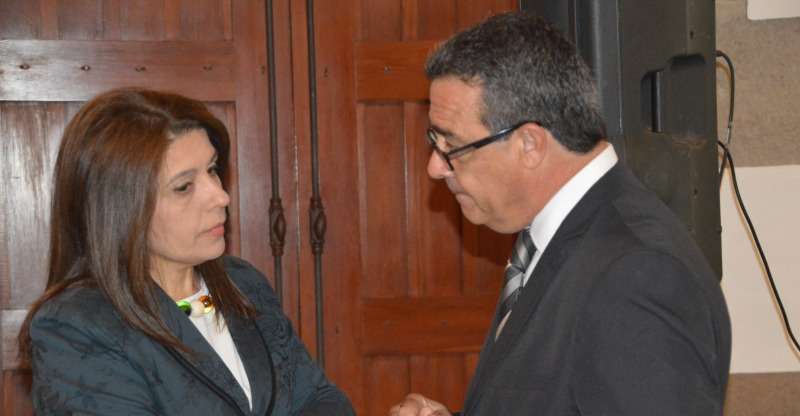 La alcaldesa Carmen Hernández y el gerente de Fomentas, Carmelo Ramírez, charlan antes del inicio de la Mesa (Foto TA)