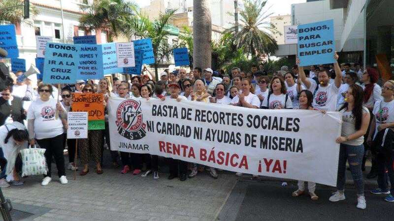 Protesta de la RSP de Jinámar ante el Cabildo el pasado mes de abril reclamando un bono social de transporte para las familias más necesitadas (Foto TA)