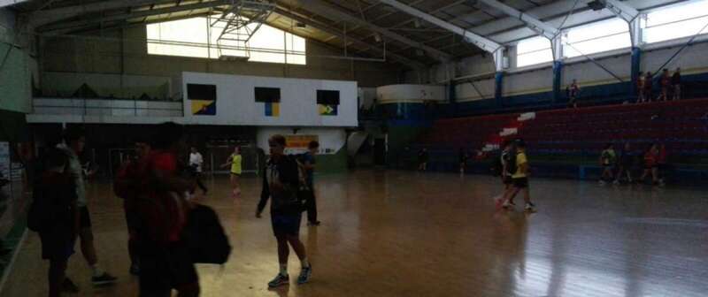 El pabellón Antonio Moreno de Las Remudas, a oscuras ayer tras sufrir el anunciado corte de luz (Foto TA)