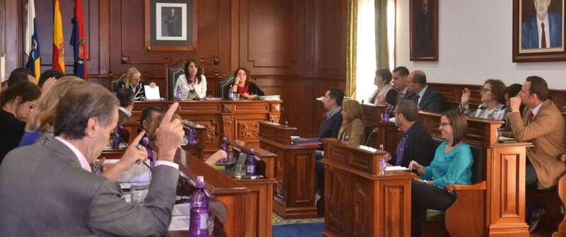 El Pleno se inició con media hora de retraso por la celebración urgente de una Junta de Portavoces (Foto TA)