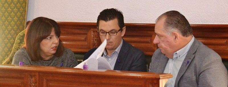 Pablo Rodríguez en el Pleno de este viernes, entre los ediles Gloria Cabrera y Juan Martel (Foto TA)