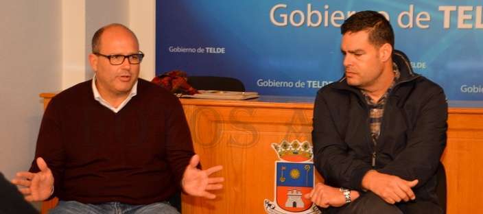 Los concejales Agustín Arencibia y Diego Ojeda, responsables de Alumbrado y Deportes, ayer durante un encuentro con los clubes afectados (Foto Antonio Alí