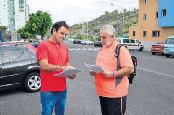 Víctor Robaina y Nicolás Vera, miembros de Podemos, en Jinámar (Foto C7)