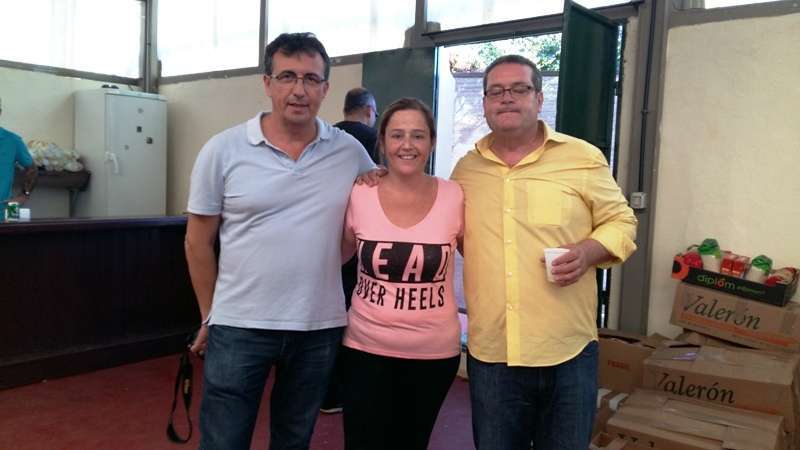 Juan Francisco Artiles, líder de Más por Telde, con dos destacados miembros de su partido, en uno de los últimos encuentros solidarios (Foto TA)