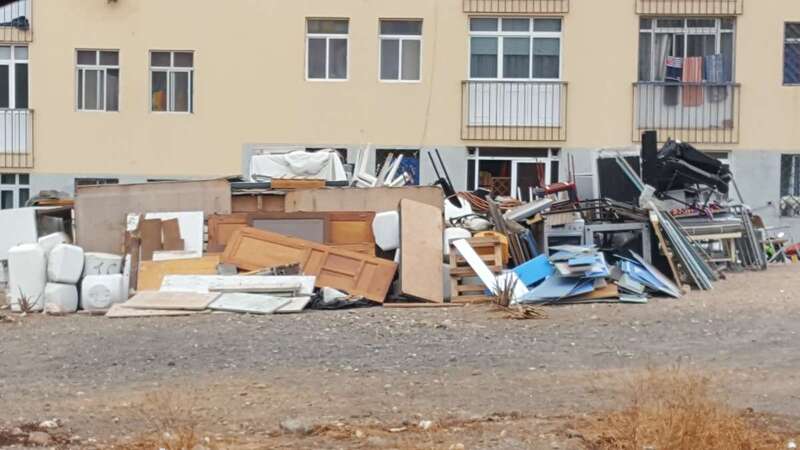 Imagen de una acumulación de trastos, enseres y escombros en Las Huesas (Foto TA)