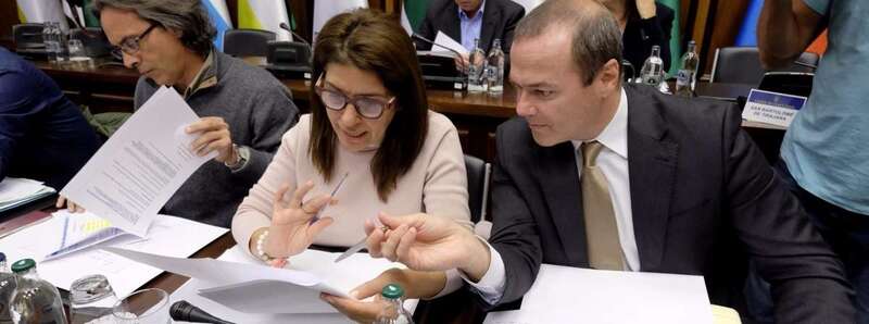 La alcaldesa de Telde, Carmen Hernández, esta tarde conversando con Augusto Hidalgo durante la Asamblea (Foto TA)