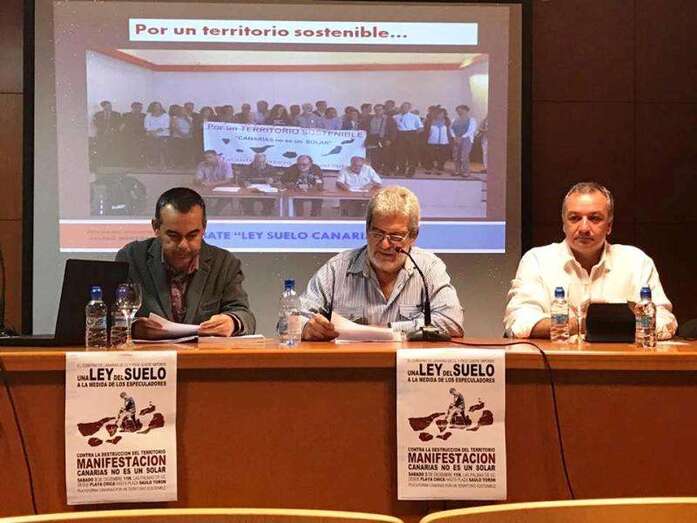 Álvaro Monzón (primero por la izquierda), en mesa de ponentes del debate-coloquio (Foto TA)