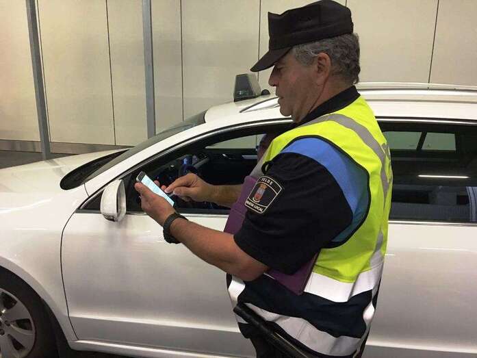 Policía Loca controlando la entrada en Gando de un taxis de otro municipio (Foto TA)