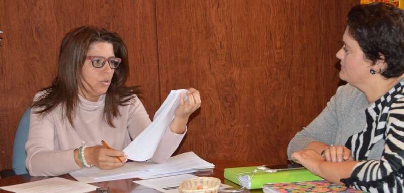 La alcaldesa Carmen Hernández y la edila de Economía y Hacienda, Celeste López (Foto TA)