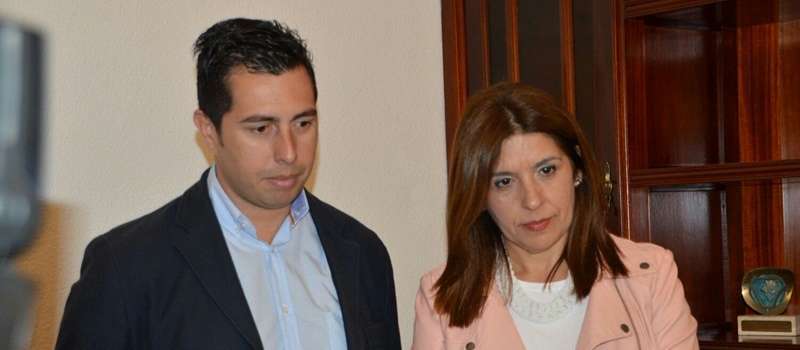 Alejandro Ramos (i) junto a la alcaldesa Carmen Hernández (d) en una imagen archivo (Foto TA)
