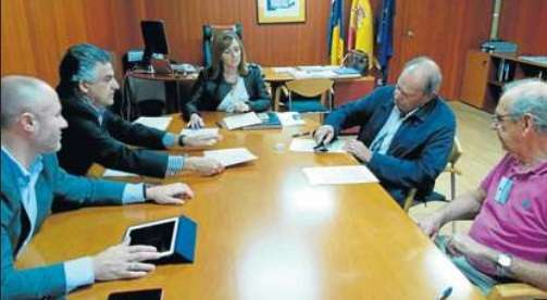 Representantes de la playa de Ojos de Garza y Tufia, ayer con Nieves Lady Barreto (Foto C7)