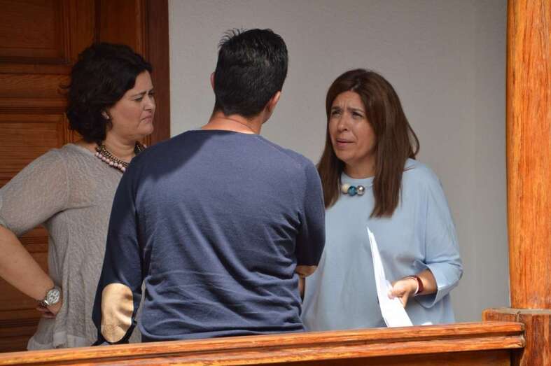 La alcaldesa con el vicealcalde socialista, de espalda, y la concejal de Hacienda (Foto TA)