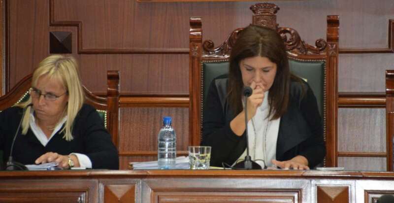 La alcaldesa Carmen Hernández, pensativa este viernes durante el Pleno junto a la secretaria accidental (Foto TA)
