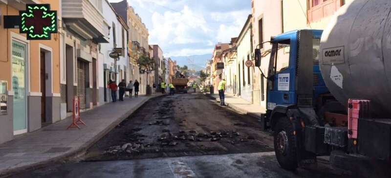 Imagen de las máquinas trabajando esta mañana en la calle de León y Castillo (Foto TA)
