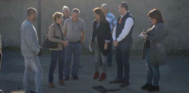 La alcaldesa Carmen Hernández y los concejales Eloy Santana y Gloria Cabrera, conversando esta mañana con los vecinos de Lomo Catela (Foto TA)
