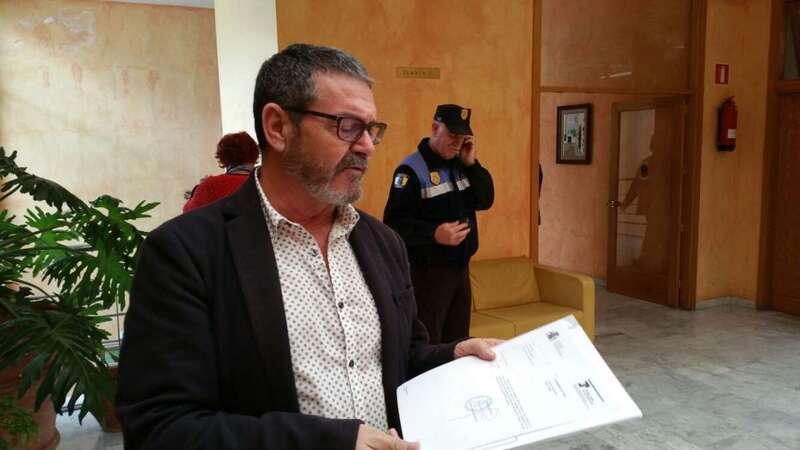 Gregorio Viera, concejal de Régimen Interior,  muestra la resolución de la SS, hoy por la mañana en el Ayuntamiento (Foto TA)