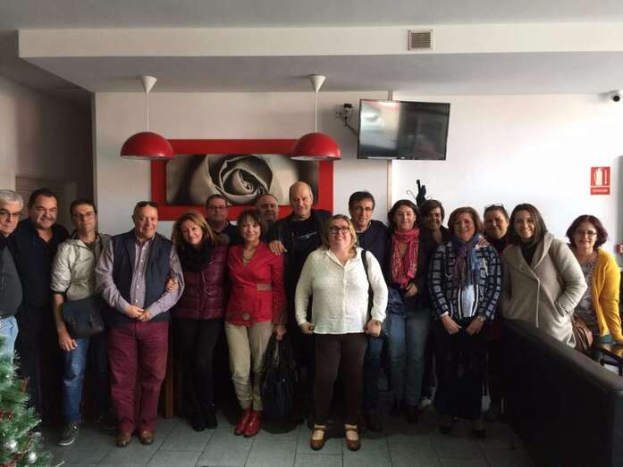 Foto de familia de miembros de Más por Telde con periodistas e informadores (Foto TA)