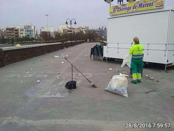 Personal de FCC en labores de limpieza en Melenara, en una imagen de archivo (Foto TA)