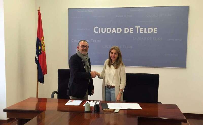La edila socialista Soledad Hernández junto a Juan Carlos Betancor, representante de Femepa (Foto TA)