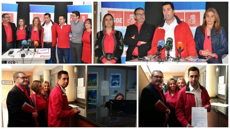 Los cuatro ediles, hace unos segundos en la sede socialista en los inicios de la rueda de prensa, todos ellos con un prenda roja  (Foto TA)