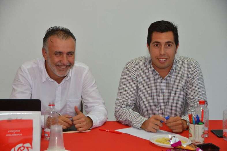 Ángel Víctor Torres con Alejandro Ramos, en una ejecutiva del PSOE de Telde (Foto Antonio Alí)