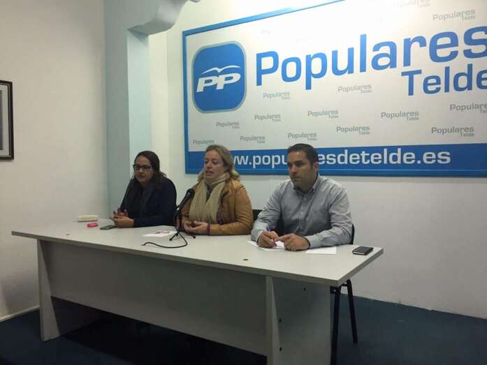La secretaria local del PP de Telde, Sonsoles Martín (c), flanqueada por los vicesecretarios Pedro Pérez (d) y Mayte Ojeda (i) (Foto TA)