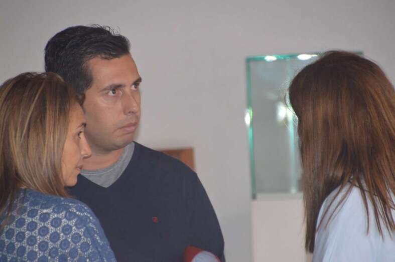 La alcaldesa, de espalda, charla con dos ediles del PSOE, en una imagen reciente (Foto TA)