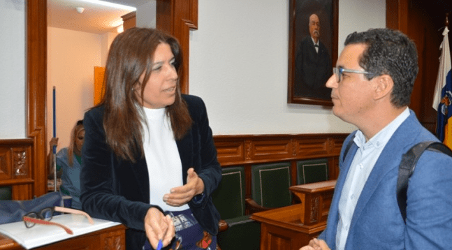 La alcaldesa Carmen Hernández y su socio Pablo Rodríguez, de CC, el viernes al finalizar el Pleno extraordinario (Foto TA)