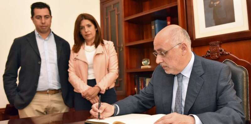 El presidente Antonio Morales firmando en el libro de honor de la ciudad ante la mirada de Carmen Hernández y Alejandro Ramos (Foto TA)