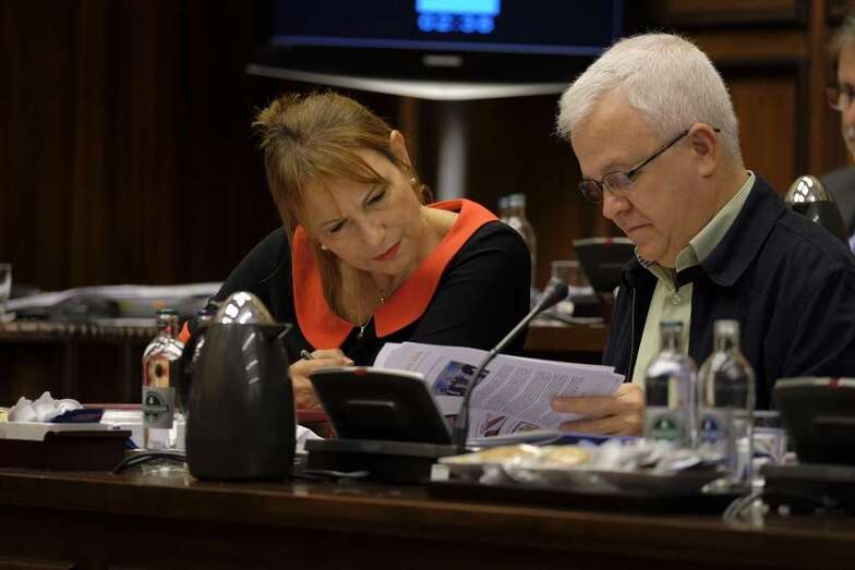 Los consejeros Inés Jiménez y Carmelo Ramírez, de NC, ayer en el Pleno del Cabildo (Foto TA)
