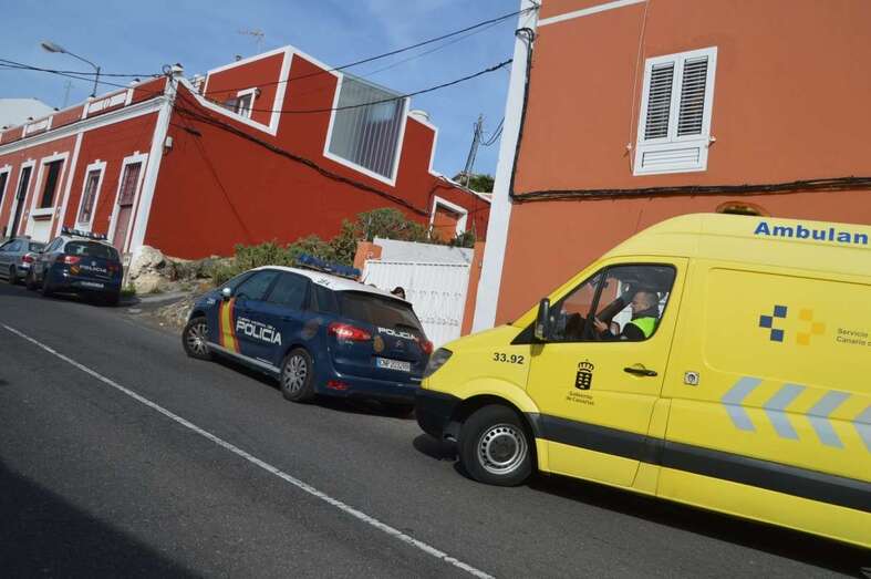 Vehículos de la Policía Nacional y ambulancia en La Higuera Canaria el día que se halló el cadáver (Foto TA)