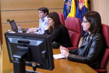 La consejera teldense Minerva Alonso presenta los presupuestos de Industria, Comercio y Artesanía para 2017 (Foto TA)