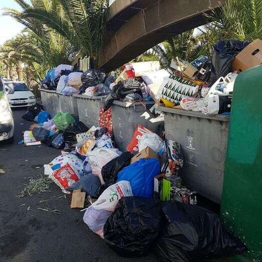 Basura acumulada en un punto de recogida de Telde (Foto TA)
