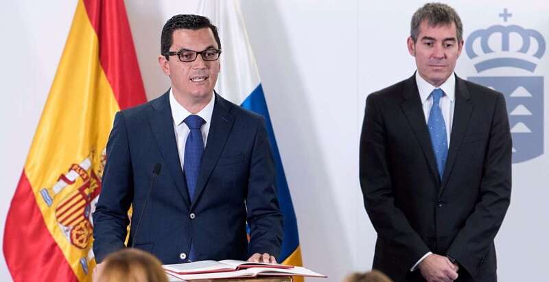 El teldense Pablo Rodríguez, este lunes prometiendo su cargo junto a Fernando Clavijo (Foto TA)