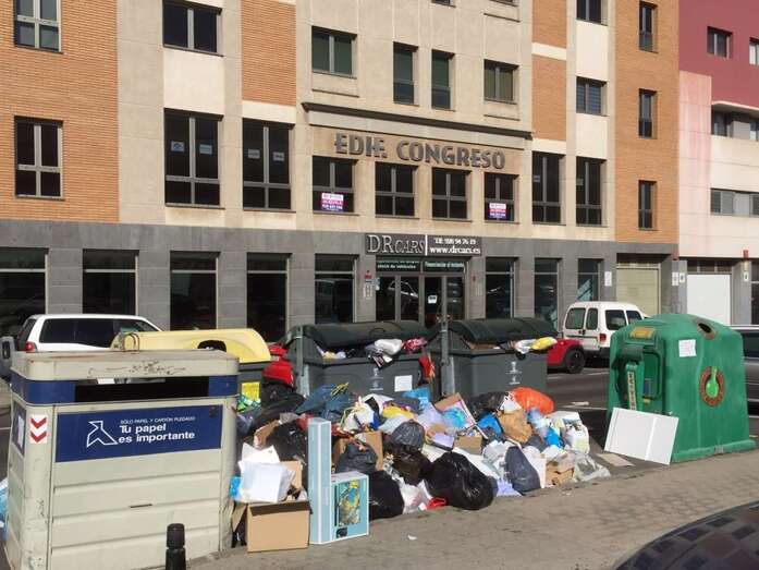 La basura se acumula en los contenedores de basura del casco de Telde (Foto TA)