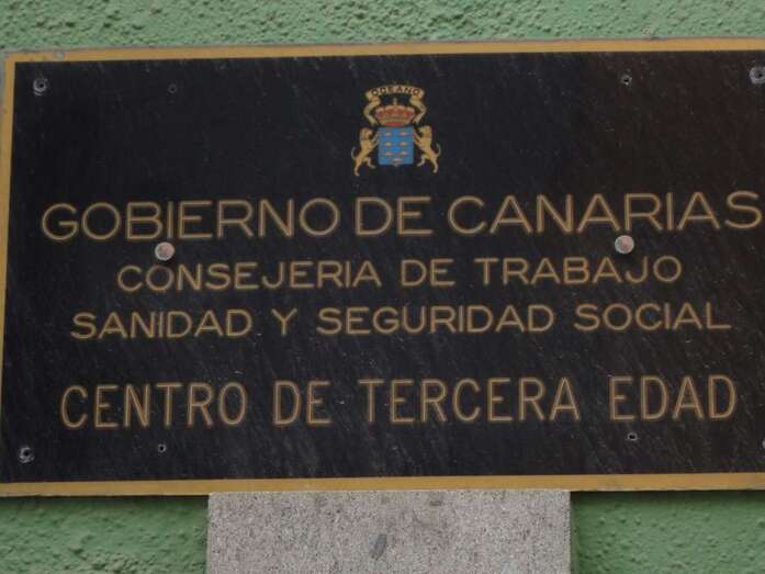 Placa del Centro de Mayores de Telde (Foto TA)