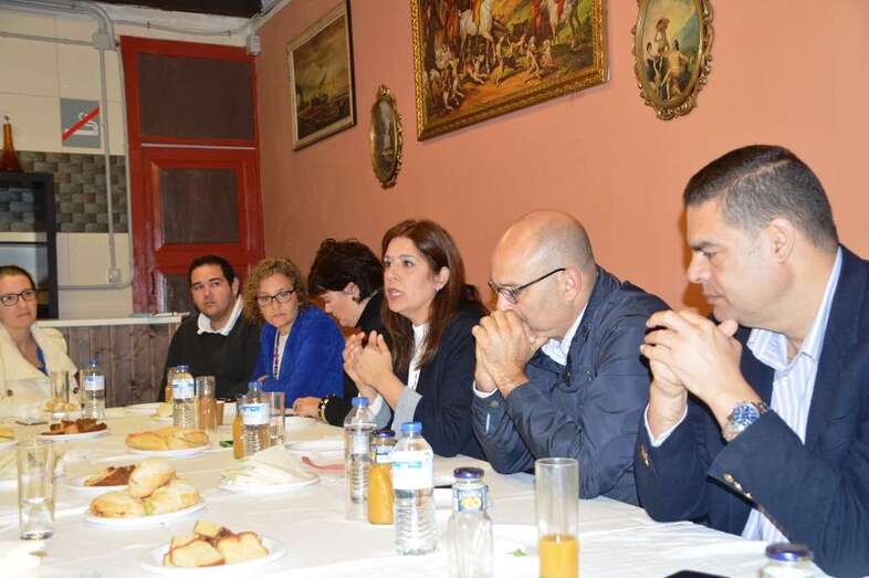 La alcaldesa, ayer, con concejales de su grupo político en un desayuno informativo con la prensa local (Foto TA)