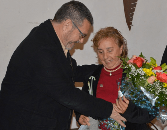Gregorio Viera entrega un ramo de flores a Pino Monzón durante la cena de la Orden (Foto TA)