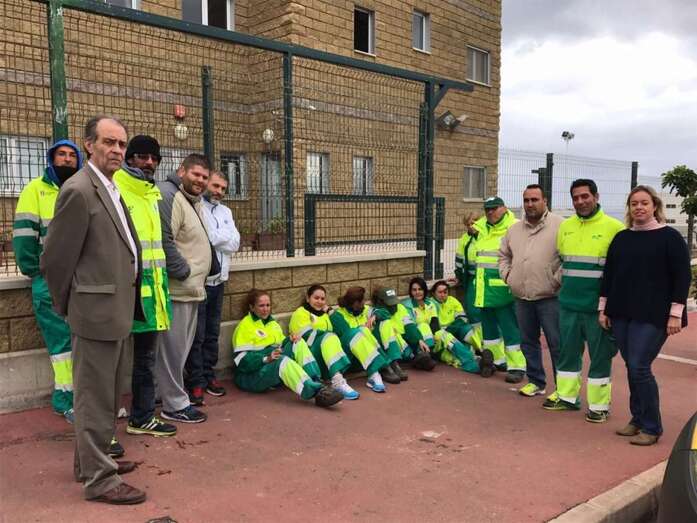 José Suárez y Sonsoles Martín, esta mañana con el personal de Recogida de Residuos y Limpieza Viaria (Foto TA)