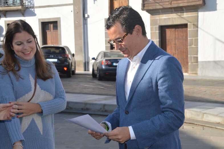 Pablo Rodríguez, en la plaza de San Juan, el día que presentó su dimisión como concejal para acceder a la vicepresidencia (Foto TA)