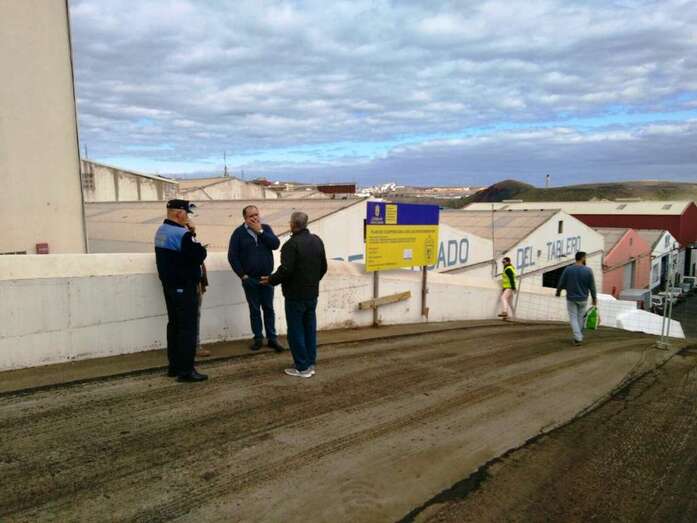 El concejal Juan Martel y el jefe de la Policía Local, ayer en Maipez (Foto TA)