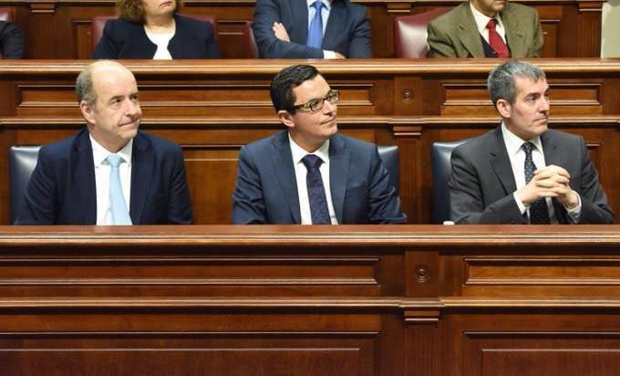 Pablo Rodríguez, al lado del presidente del Gobierno de Canarias (Foto TA)