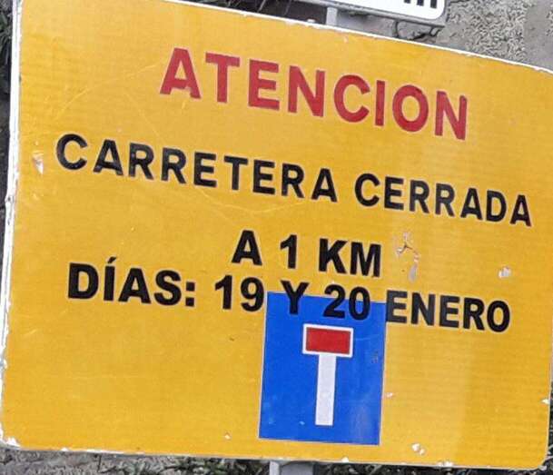Cartel anunciando el cierre de la vía (Foto TA)